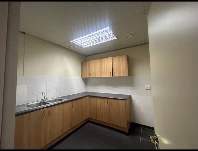 620M² OFFICE TO LET IN KENILWORTH